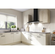 Helle Küche mit Spüle, Dunstabzugshaube und Hängeschränken für einen organisierten Raum.