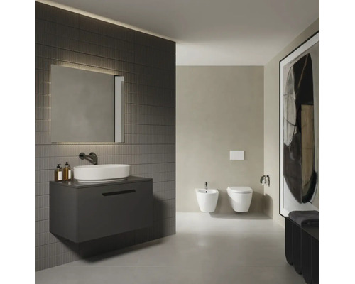 Modernes Badezimmer mit grauem Waschtischunterschrank, weißem Aufsatzwaschbecken, beleuchtetem Spiegel, wandhängendem WC und Bidet.