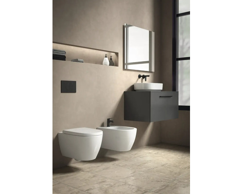 Modernes Badezimmer mit wandhängender Toilette, Bidet, dunkelgrauem Waschtischunterschrank und weißem Aufsatzwaschbecken mit schwarzen Armaturen.