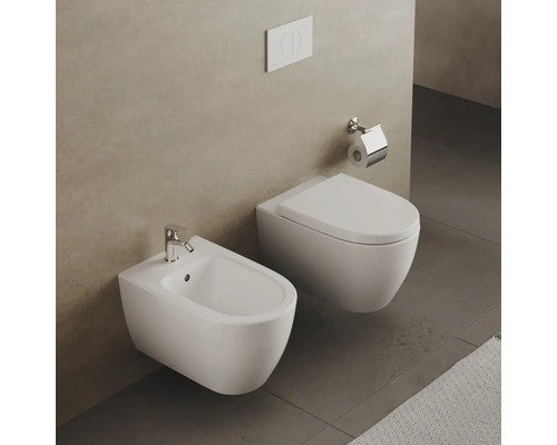 Wandhängendes WC und Bidet Set aus Keramik in einem minimalistisch gestalteten Badezimmer.