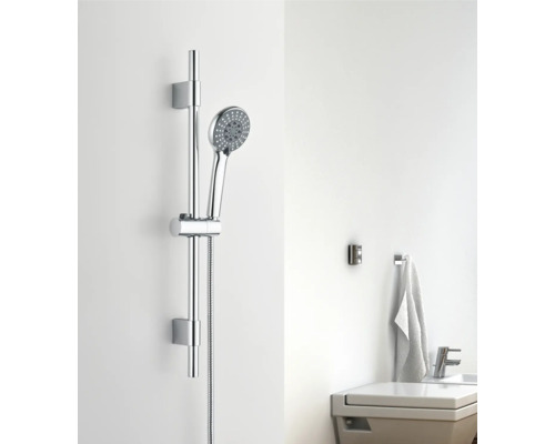 Duschstange mit Handbrause und ein Waschbecken im Badezimmer