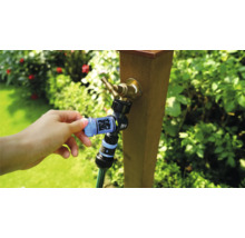 Gartenwasserschlauch mit Wasserhahnanschluss wird an einen Wasserhahn angeschlossen.