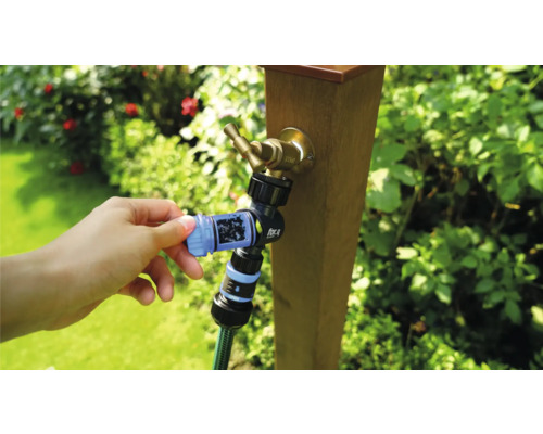 Gartenwasserschlauch mit Wasserhahnanschluss wird an einen Wasserhahn angeschlossen.