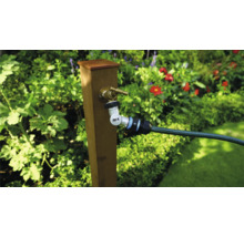 Wasserhahn mit Schlauchanschluss im Garten