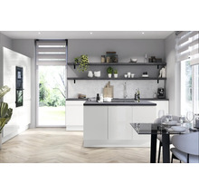 Helle Küche mit Kücheninsel, Regalen und Esstisch in einem modernen Wohnraum.