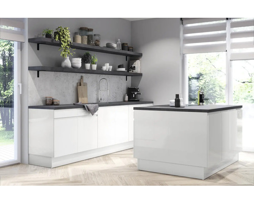 Moderne Küche mit weißen Schränken, dunkler Arbeitsplatte und Regalen
