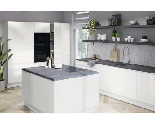 Helle Küche mit Kochinsel, Einbauschränken und Regalen