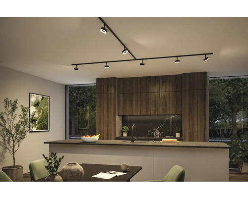 Moderne Küche mit Schienensystem und Strahlern an der Decke über einer Kücheninsel und Schränken aus Holz.