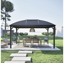 Gartenpavillon mit Tisch und Stühlen auf einer Terrasse in einem Garten.