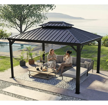 Gartenszene mit Pavillon, Sofa und zwei Frauen beim Kaffeetrinken