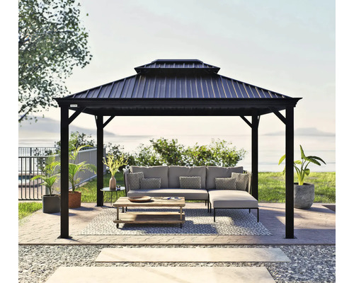 Pavillon mit Sofa, Tisch und Pflanzen für den Außenbereich