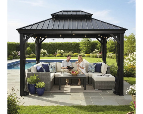 Gartenszene mit Pavillon, Sitzgruppe, Tisch, Pflanzen und zwei Personen