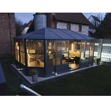 Außenansicht eines Pavillons mit Möbeln im Garten.