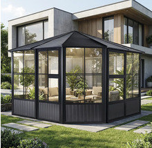 Gartenzelt mit Glaswänden und Sitzgruppe im Garten