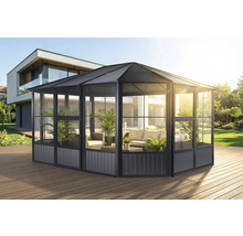 Gartenpavillon mit Glasschiebetüren und Möbeln auf einer Holzterrasse