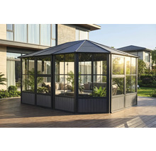 Freistehender Pavillon mit Sofa und Pflanzen auf einer Holzterrasse