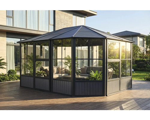 Freistehender Pavillon mit Sofa und Pflanzen auf einer Holzterrasse