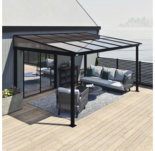 Terrassenüberdachung mit Möbeln auf einer Holzterrasse