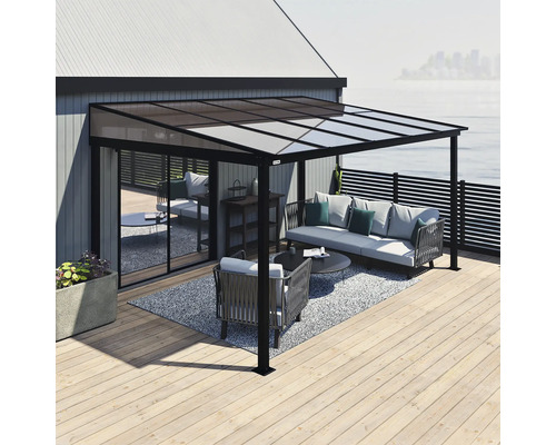 Terrassenüberdachung mit Möbeln auf einer Holzterrasse