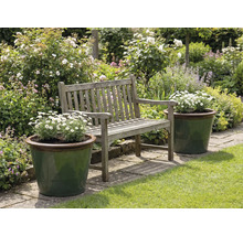 Gartenlandschaft mit Holzbank und bepflanzten Pflanzgefäßen