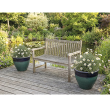 Gartenszene mit Holzbank, Teich und Topfpflanzen auf Holzterrasse