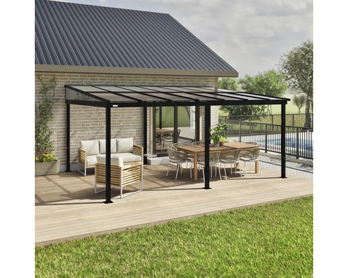 Terrasse mit Terrassenüberdachung, Sitzgruppe und Esstisch auf Holzdeck