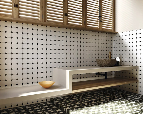 Badezimmer mit weißer Fliesenwand mit schwarzem Punktmuster, Waschtisch mit Steinwaschbecken und Holzregal