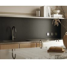 Küchenszene mit Spüle, Armatur, Mosaikfliesen und Dekorationselementen für ein modernes Design