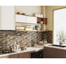 Küchenszene mit Mosaikfliesen an der Wand, Küchenschränken und Küchenutensilien.
