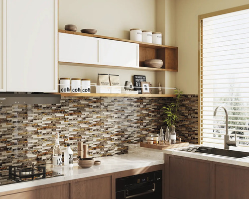 Küchenszene mit Mosaikfliesen an der Wand, Küchenschränken und Küchenutensilien.