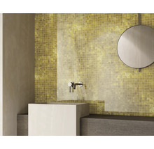 Badezimmer mit Mosaikfliesen, Waschbecken und Spiegel