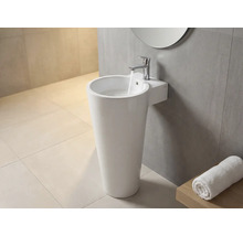 Freistehendes Waschbecken mit Armatur und Handtuch im Badezimmer