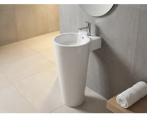 Freistehendes Waschbecken mit Armatur und Handtuch im Badezimmer