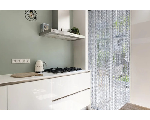 Moderne Küche mit Kochfeld, Dunstabzugshaube und Perlvorhang