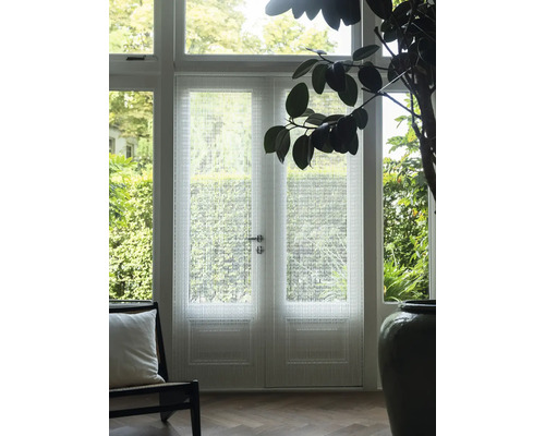 Doppeltür mit Dekorfolie und Tageslichteinfall in einem Wohnraum.