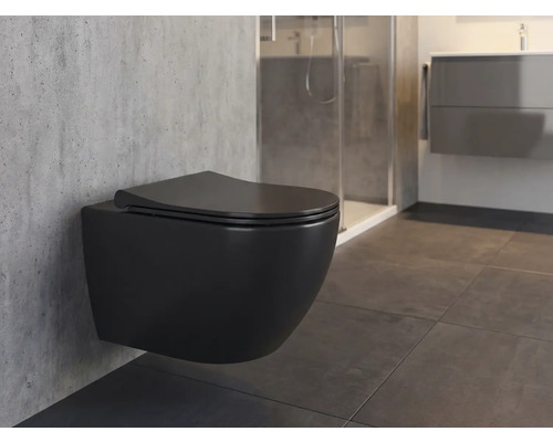 Wandhängendes WC in einem hellen Badezimmer mit Dusche und Waschtisch