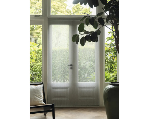 Raumansicht mit Doppeltür und Insektenschutzgitter