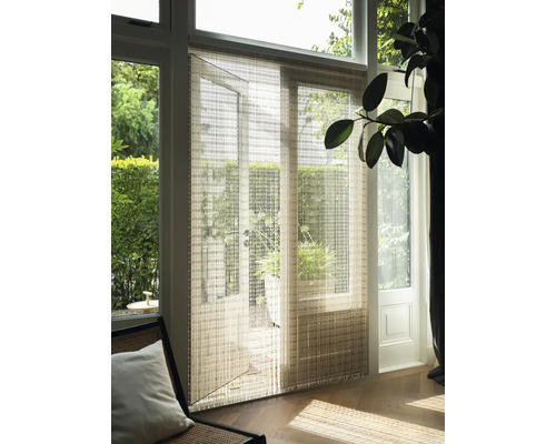 Innenansicht mit Schiebegardine vor einer Terrassentür, die das Tageslicht sanft filtert