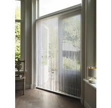 Dekorativer Fadenvorhang vor einer Terrassentür für Wohnraumgestaltung.