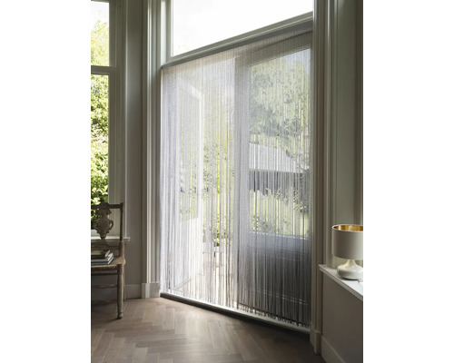 Dekorativer Fadenvorhang vor einer Terrassentür für Wohnraumgestaltung.