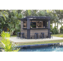 Outdoor Bar mit Hockern auf Holzdeck nahe dem Pool