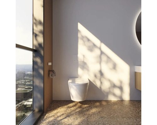 Modernes Badezimmer mit einem weißen, wandhängenden, spülrandlosen WC, großem Fenster mit Stadtblick und natürlichem Lichteinfall.