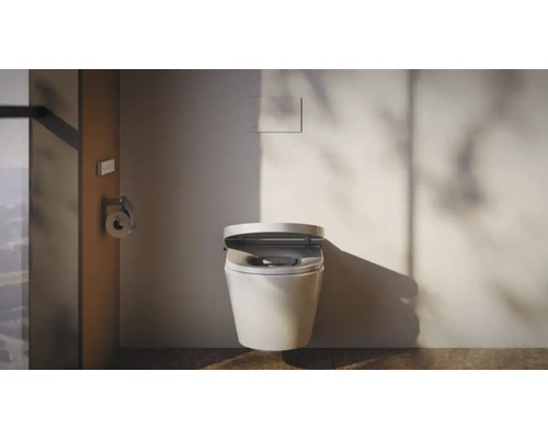 Modernes, wandhängendes Dusch-WC in einem hellen Badezimmer mit Betätigungsplatte und Toilettenpapierhalter.