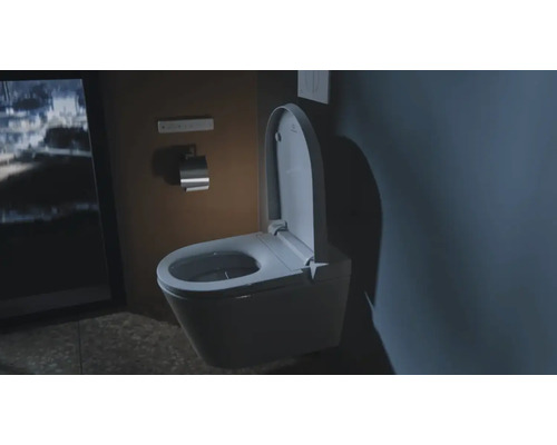 Modernes wandhängendes Dusch-WC mit geöffnetem Deckel in einem Badezimmer.