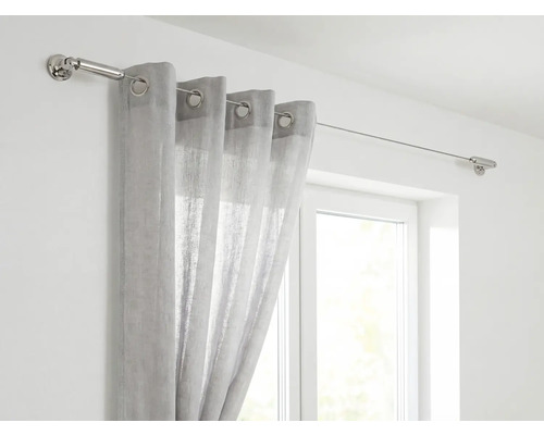 Gardine an Edelstahl Seilgardinenstange vor Fenster