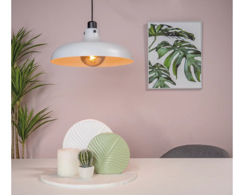 Szene mit Pendelleuchte, Tischdekoration und Pflanzenbild an der Wand