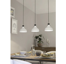 Esstischszene mit drei weißen Pendelleuchten über dem Tisch