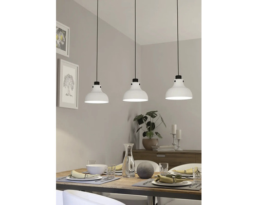 Esstischszene mit drei weißen Pendelleuchten über dem Tisch