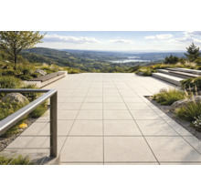 Terrasse mit quadratischen Fliesen, Sitzbänken und weiter Aussicht