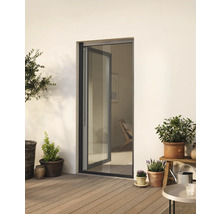 Terrasse mit geöffneter Schiebetür, Pflanzen und Gartenmöbeln